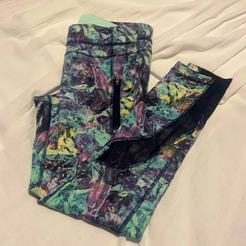 Women’s Lululemon Leggings with zip pockets and mesh detail